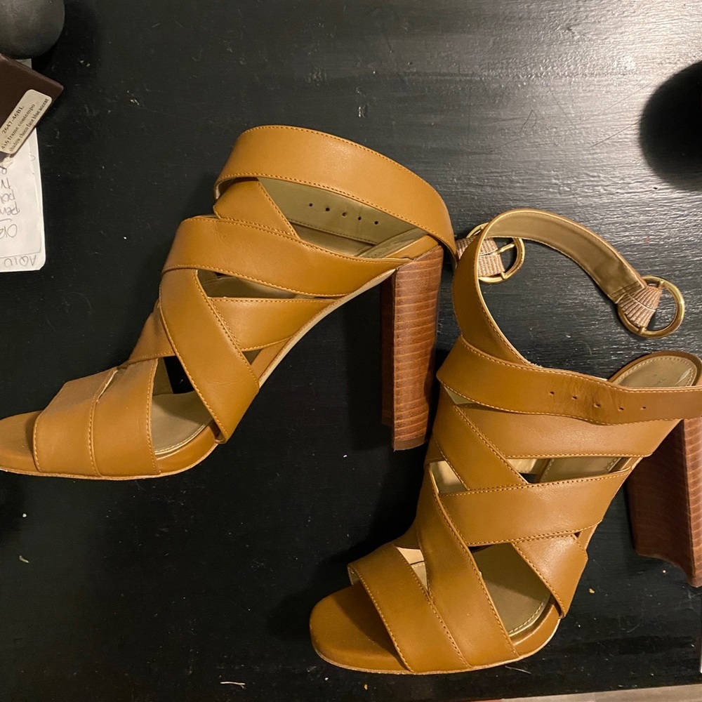 Michael Kors criss cross tan stewpot heel 8